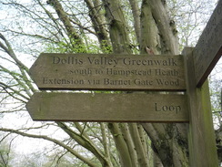 P2019DSCF2794	A London Loop sign in Moat Mount Open Space.