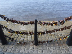 P2019DSCF3698	Love Locks.