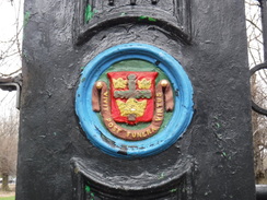 P2020DSCF4566	A crest on the gateway leading to Lime Tree Avenue, Wollaton Park.