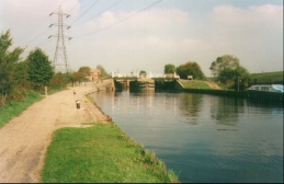 E05	The view north towards Tottenham Lock.