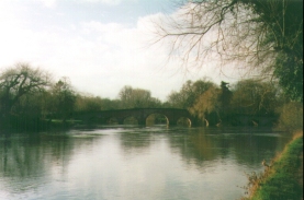 F16	Sonning Lock bridge viewed from the north.