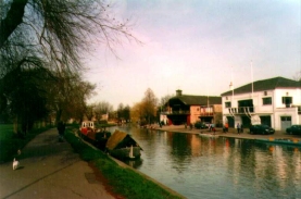 H10	An attractive riverside scene on Midsummer Common, Cambridge