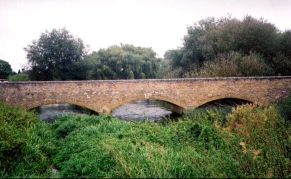 V03	A bridge in Offord Cluny.