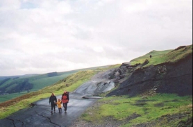 Y27	The old road below Mam Tor.