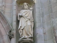 P2005B208417	A statue by the entrance to Worcester cathedral.