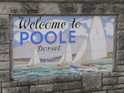 P2007C131914	A 'Welcome to Poole' sign.