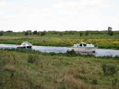 P2011DSC02111	Boats coming up the river.