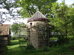 P2018DSC00659	An odd structure at a house near Bearshank Wood.