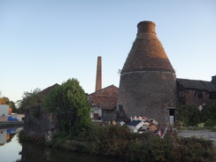 P2018DSC05521	A bottle kiln beside the canal in Longport.