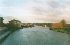 F14	Looking west along the Thames from Reading Bridge.
