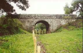 U06	A railway bridge at Strageath Hill. The fencing for the new footpath is clearly visible.